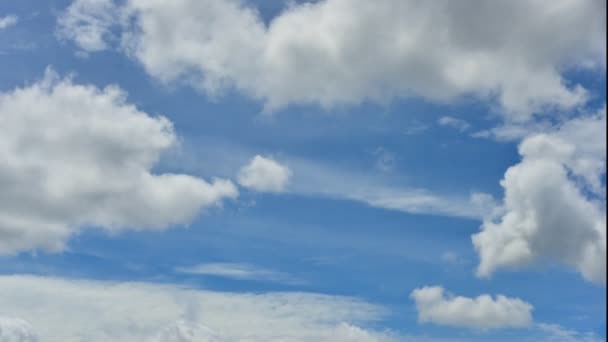 Time Lapse Όμορφη Κίνηση Άσπρα Σύννεφα Στο Μπλε Φόντο Του — Αρχείο Βίντεο