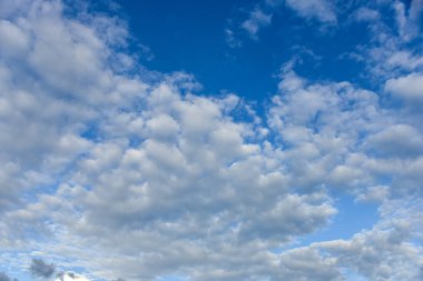Mavi arka planda güzel beyaz bulutlar. Kabarık beyaz bulutlar mavi gökyüzü.