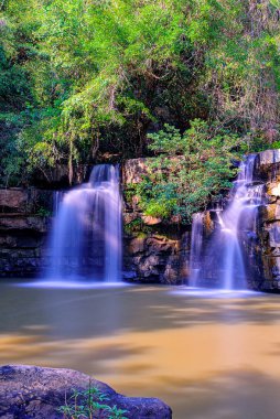 Khao Kor, Phetchabun, Tayland 'da Sridit şelalesi. Yazın su daha az olur. 