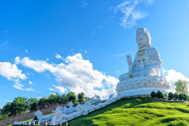 Huai Pla Kang Tapınağı 'ndaki Guan Yin' in büyük heykeli Tayland 'ın Chiang Rai eyaletindeki Çin tarzı bir tapınaktır. Her yıl çok sayıda turistin ziyaret ettiği ünlü bir turistik yerdir..