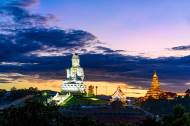 Huai Pla Kang Tapınağı 'ndaki Guan Yin' in büyük heykeli Tayland 'ın Chiang Rai eyaletindeki Çin tarzı bir tapınaktır. Her yıl çok sayıda turistin ziyaret ettiği ünlü bir turistik yerdir..