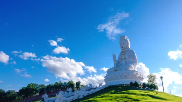 Nube Movimiento Time Lapse Sobre Gran Estatua Guan Yin Templo — Vídeos de Stock