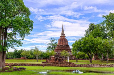 Sukhothai tarihi parkındaki Antik Pagoda, Tayland 'daki UNESCO Dünya Mirası Alanı, 800 yıl önce Tayland' ın eski bir kasabası. 