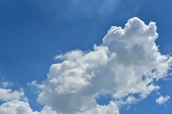 Awan Putih Yang Indah Dengan Latar Langit Biru Bengkak Berbulu — Stok Foto