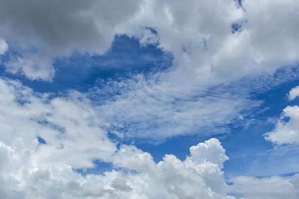 Awan Putih Yang Indah Dengan Latar Langit Biru Latar Belakang — Stok Foto