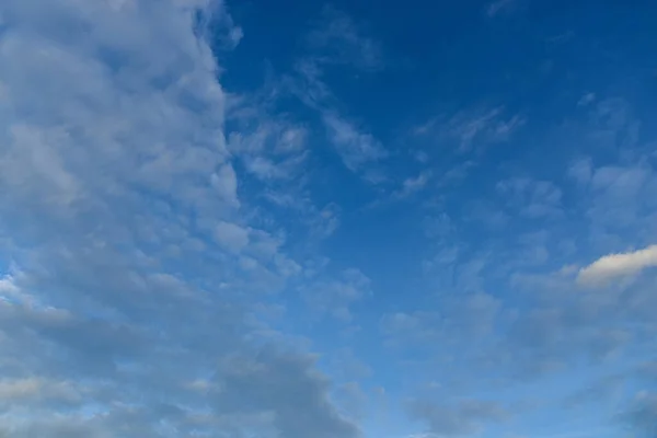 Awan Putih Yang Indah Dengan Latar Langit Biru Bengkak Berbulu — Stok Foto