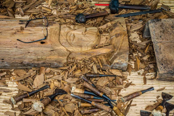 Holzschnitzwerkzeuge Unordentlich Angeordnet Holzschnitzerei Thailand — Stockfoto