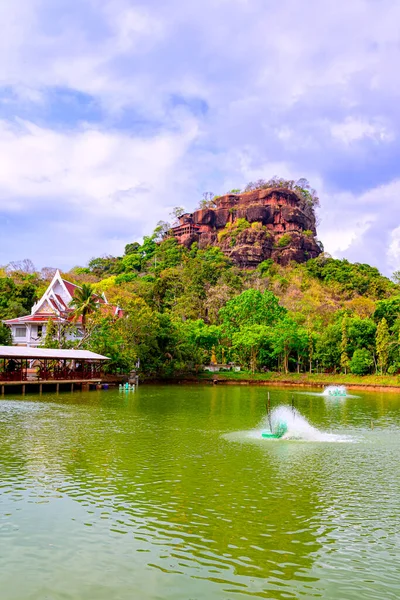 Templo Phu Thok Chetiyakiri Hermosa Montaña Con Acantilados Rocosos Provincia —  Fotos de Stock