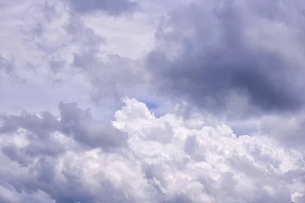 Awan Putih Dengan Latar Langit Biru Bengkak Berbulu Putih Awan — Stok Foto