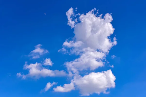 Awan Putih Dengan Latar Langit Biru Bengkak Berbulu Putih Awan — Stok Foto