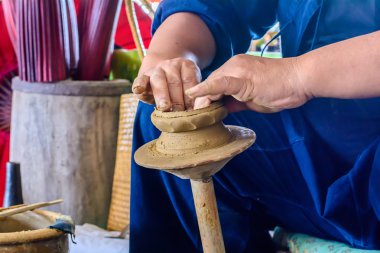 çalışan çömlekçi.