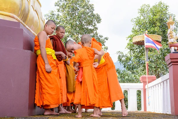 Mönche verkleiden sich als Novizen. — Stockfoto