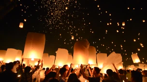 Pływające lampy. — Wideo stockowe