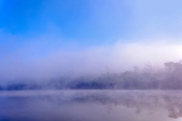 Brouillard sur un lac . — Photo