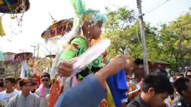 POY uzun şarkı söyledi. .