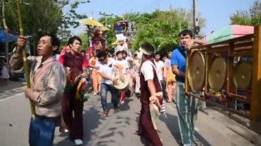 POY uzun şarkı söyledi. .