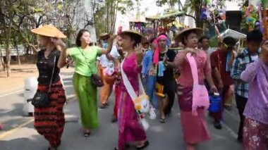 POY uzun şarkı söyledi. .