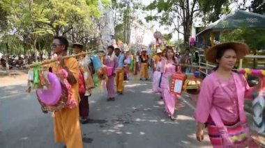 POY uzun şarkı söyledi. .