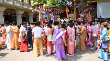 POY uzun şarkı söyledi. .