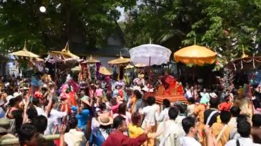 POY uzun şarkı söyledi. .