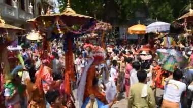 POY uzun şarkı söyledi. .