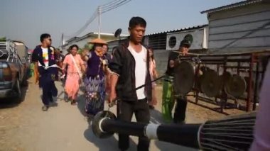 POY uzun şarkı söyledi..