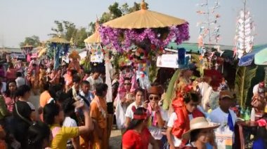 POY uzun şarkı söyledi..