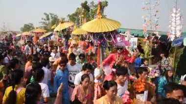 POY uzun şarkı söyledi..