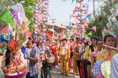 POY uzun şarkı söyledi..