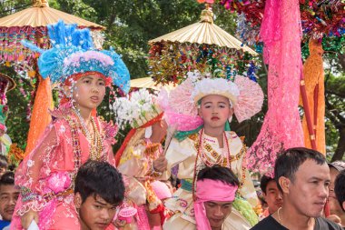 POY uzun şarkı söyledi..