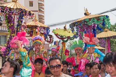 POY uzun şarkı söyledi..