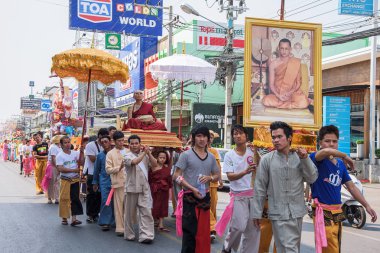 POY uzun şarkı söyledi..