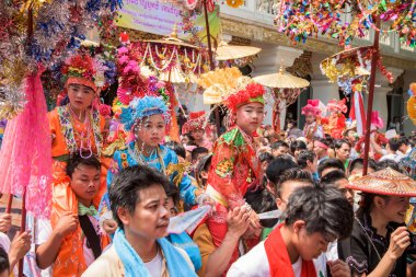 POY uzun şarkı söyledi..