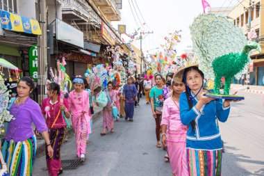 POY uzun şarkı söyledi..