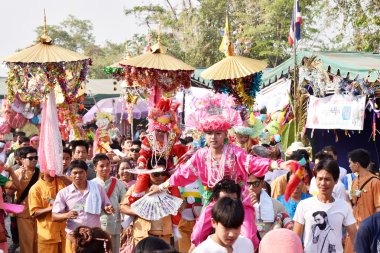 POY uzun şarkı söyledi..