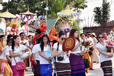 POY uzun şarkı söyledi..
