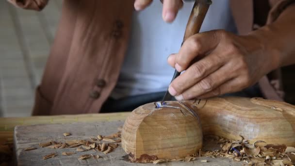 Escultura em madeira . — Vídeo de Stock