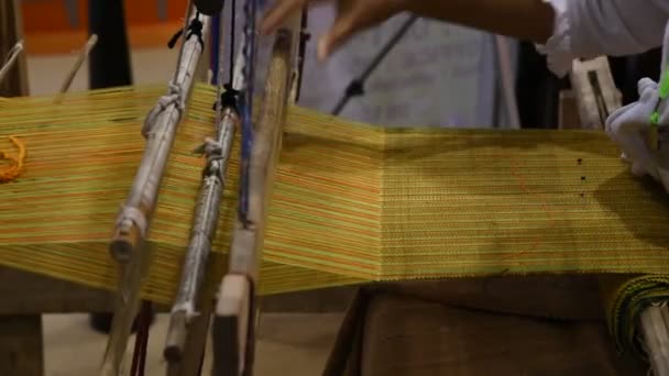 Traditionelle Baumwolle gewebt. — Stockvideo