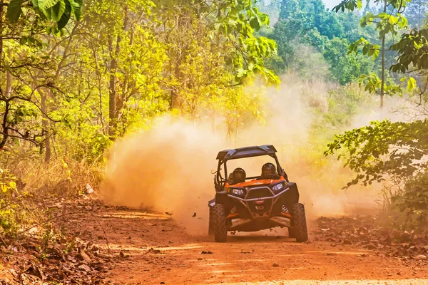 UTV yolda.