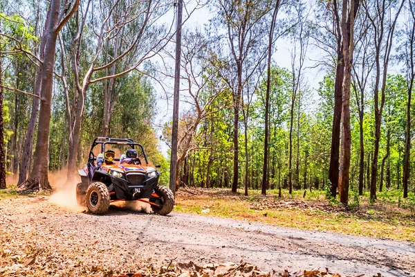 UTV yolda.