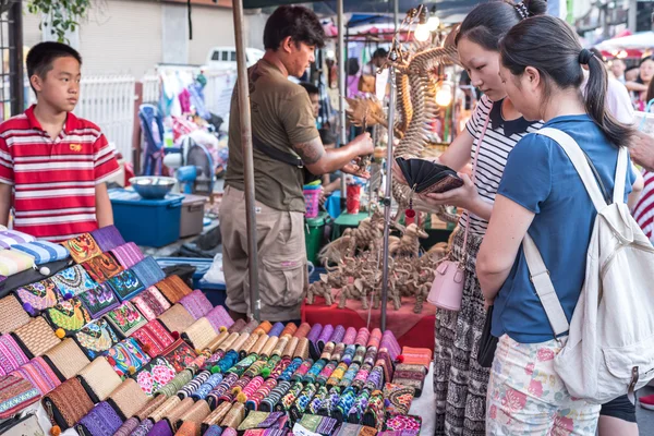 Wandelen straatmarkt Wualai. — Stockfoto