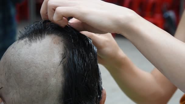 Moines bouddhistes rasage de cheveux . — Video