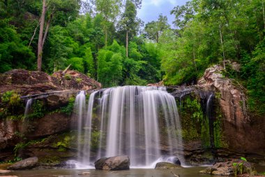 Chat trakan şelalesinin dördüncü katındaki chat trakan ulusal parkı, phitsanulok, Tayland. Tayland 'daki Ulusal Park' ta güzel bir şelale