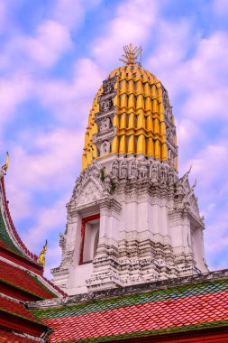 Phra Sri Rattana Mahathat tapınağı Tayland 'ın Phitsanulok eyaletinde bir Budist tapınağıdır. Tapınak sakinleri arasında Wat Yai olarak bilinir..