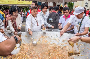 İnsanlar vejetaryen yemek Tur.
