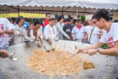 İnsanlar vejetaryen yemek Tur.