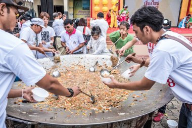 İnsanlar vejetaryen yemek Tur.