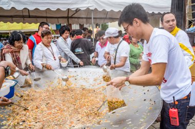 İnsanlar vejetaryen yemek Tur.