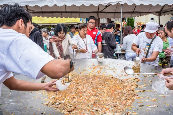 İnsanlar vejetaryen yemek Tur.