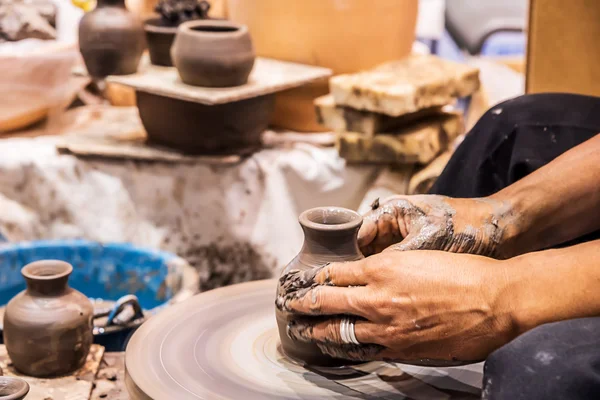 Handen bezig met aardewerk. — Stockfoto